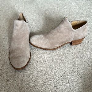 Lucky Brand beige booties in EUC size 7.5. Inside zipper. Very pretty!